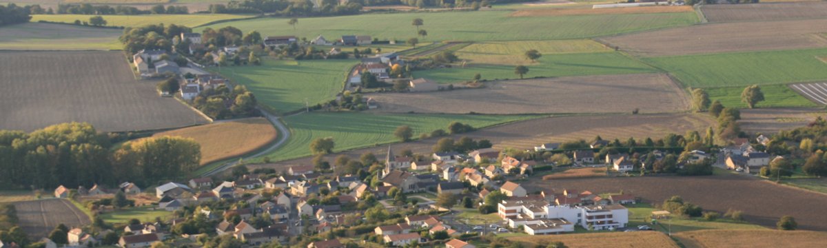 Le bourg de Senillé au soleil couchant - © 