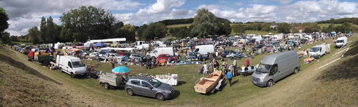 Vide-Grenier sur le stade Charles Arnault - © 